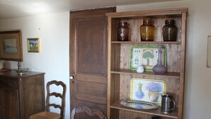 Un armadietto in legno con vasetti di vetro e oggetti decorativi.
