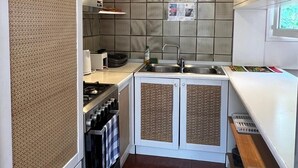 A compact kitchen with a gas stove, a sink, and a small countertop. - 5 MINUTES FROM THE S. LUCIA TRAIN STATION (Venezia)