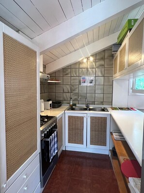 Kühlschrank, Ofen, Herdplatte, Wasserkocher mit Kaffee-/Teezubehör