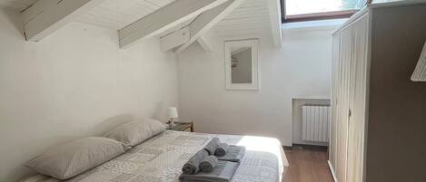 2 slaapkamers, een strijkplank/strijkijzer, wifi, beddengoed