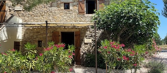 La Petite Grange - Converted vaulted barn - South Ardèche - 2 ensuite bedrooms 