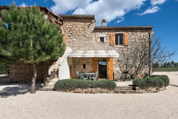 المنشأة من الخارج