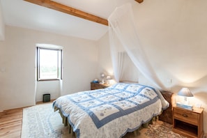 2 chambres, bureau, fer et planche à repasser, lit de bébé portatif