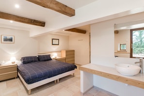 2 habitaciones, escritorio y tabla de planchar con plancha