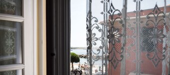 Sjarmerende treroms på strandpromenaden i Chiavari havet