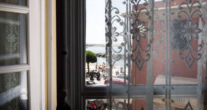 Trois piĂšces de charme sur la promenade du front de mer de Chiavari mer