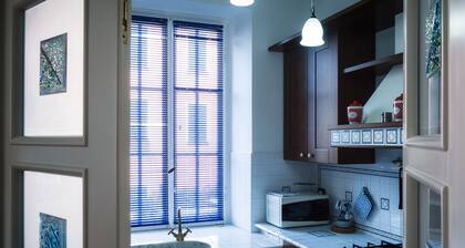 Encanto de tres piezas en el paseo marítimo del mar Chiavari