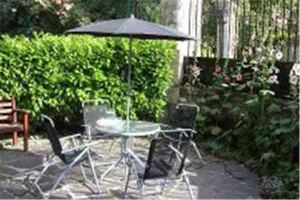 Fully Equipped Farmhouse, downstairs bedroom and bathroom, Rented Sat to Sat