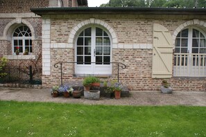 Exterior detail - Fully Equipped Farmhouse, downstairs bedroom and bathroom,
Sat to Sat (Argoules)