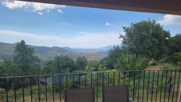 A balcony with a table and chairs, overlooking a mountainous landscape. - Apartment/ flat - Pieve (Piève)