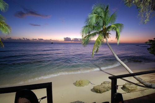 4 Bed Colonial Style Villa with pool in private setting, short walk to 2 beaches