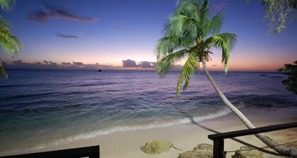 4 Bed Colonial Style Villa with pool in private setting, short walk to 2 beaches