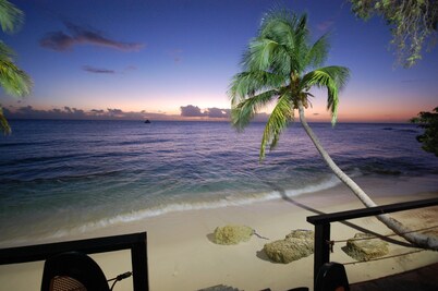 4 Bed Colonial Style Villa with pool in private setting, short walk to 2 beaches