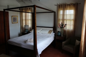 4 عدّة غرف نوم وخزنة داخل الغرفة ومكتب ومكواة/لوح كي