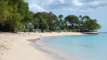 Playa en los alrededores y toallas de playa