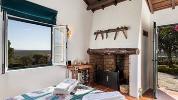 5 bedrooms, iron/ironing board, Internet, bed sheets