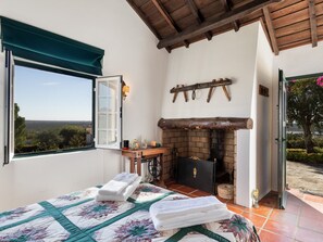 5 soverom, strykejern/-brett, internettilgang og sengetøy