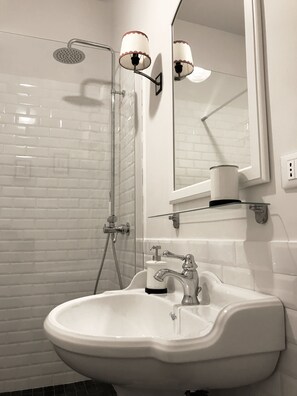 Dusche, Haartrockner, Bidet, Handtücher