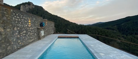 Una piscina al aire libre, una piscina climatizada