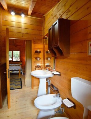 Dusche, Haartrockner, Bidet, Handtücher