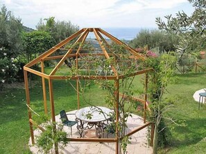 Outdoor dining - OLIVE TREE CHALET: • wi-fi • garden • bbq •veranda • amazing sea and hills view (Rocca di Capri Leone)