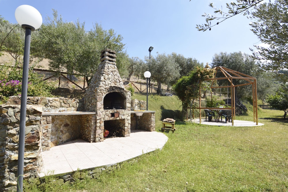 OLIVE TREE CHALET: • wi-fi • garden • bbq •veranda • amazing sea and hills view