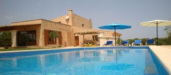 Mukava maalaistalo uima-altaalla lähellä Cala Figueraa ja Santanyia