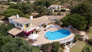 Un'ampia casa con piscina, immersa nel verde e con vista sul mare.