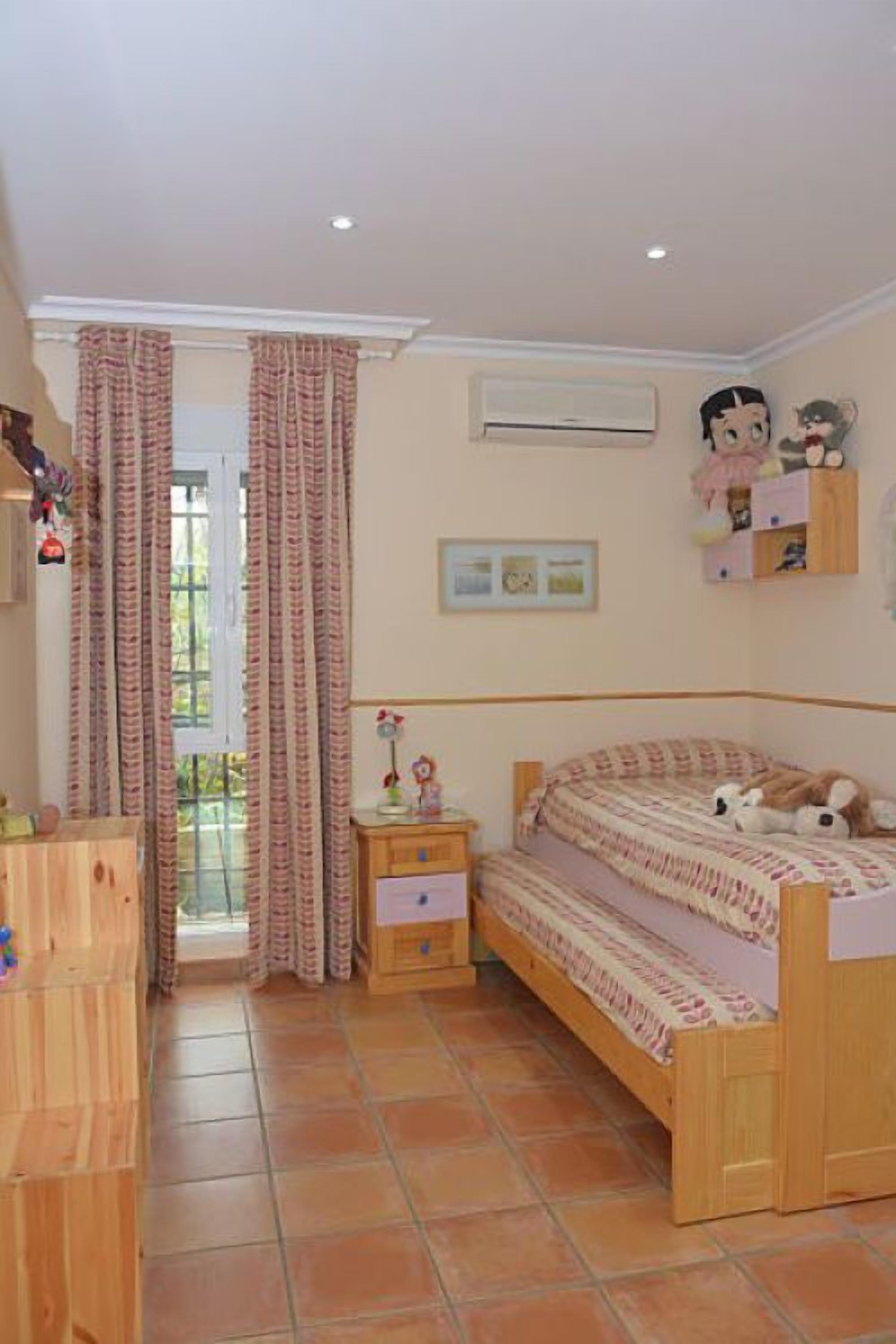 SPACIOUS CHALET WITH POOL, COMFORTABLE AND COMFORTABLE ONLY 2 KM. FROM TOLEDO