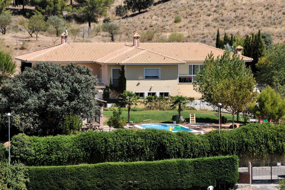 SPACIOUS CHALET WITH POOL, COMFORTABLE AND COMFORTABLE ONLY 2 KM. FROM TOLEDO