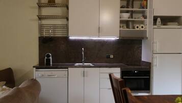 Kühlschrank, Mikrowelle, Herdplatte, Geschirrspüler