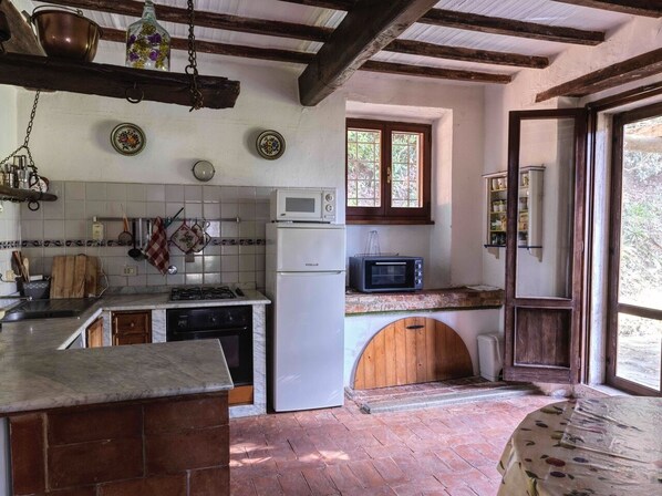 Een koelkast, een magnetron, een oven, een kookplaat