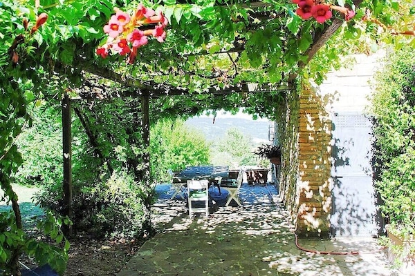il porticato esterno col tavolo da pranzo