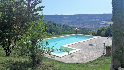 casa de campo en una hermosa posición panorámica con piscina 