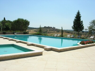 Beautiful Tuscan farmhouse with stunning views of Chianti countryside