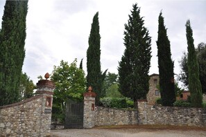 Property grounds - Beautiful Tuscan farmhouse with stunning views of Chianti countryside (Castellina in Chianti)