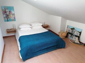 3 quartos, escrivaninha, ferros/tábuas de passar roupa