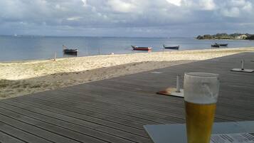 Perto da praia, espreguiçadeiras