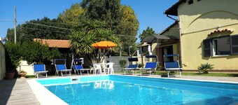 Villa con giardino e piscina privata, poco distante dal mare