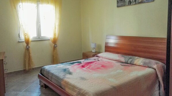 3 bedrooms, iron/ironing board, free WiFi, bed sheets - Villa with private pool and garden, not far from the sea (Castel Volturno)