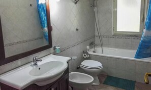 Duschwanne, Haartrockner, Bidet, Handtücher