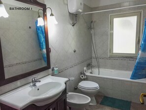 Combined shower/tub, hair dryer, bidet, towels - Villa with private pool and garden, not far from the sea (Castel Volturno)