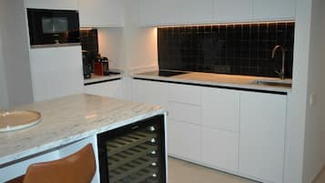 Réfrigérateur, micro-ondes, plaque de cuisson, cafetière/bouilloire