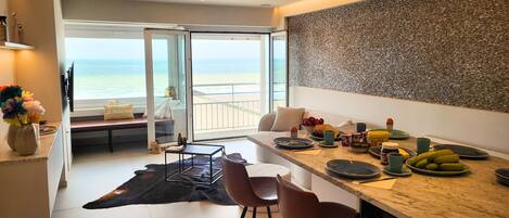 Smart TV, libros, biblioteca musical y estéreo