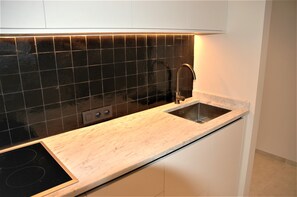 Réfrigérateur, micro-ondes, plaque de cuisson, cafetiÚre/bouilloire