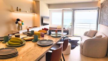 Smart-tv, boeken, een muziekbibliotheek en een stereo