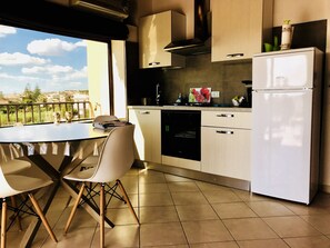 Refrigerador, horno, placa de cocina, cafetera/tetera