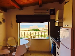 Refrigerador, horno, parrilla de estufa y cafetera y tetera