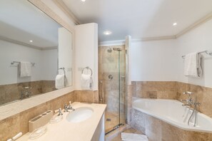 Badewanne, Haartrockner, Handtücher