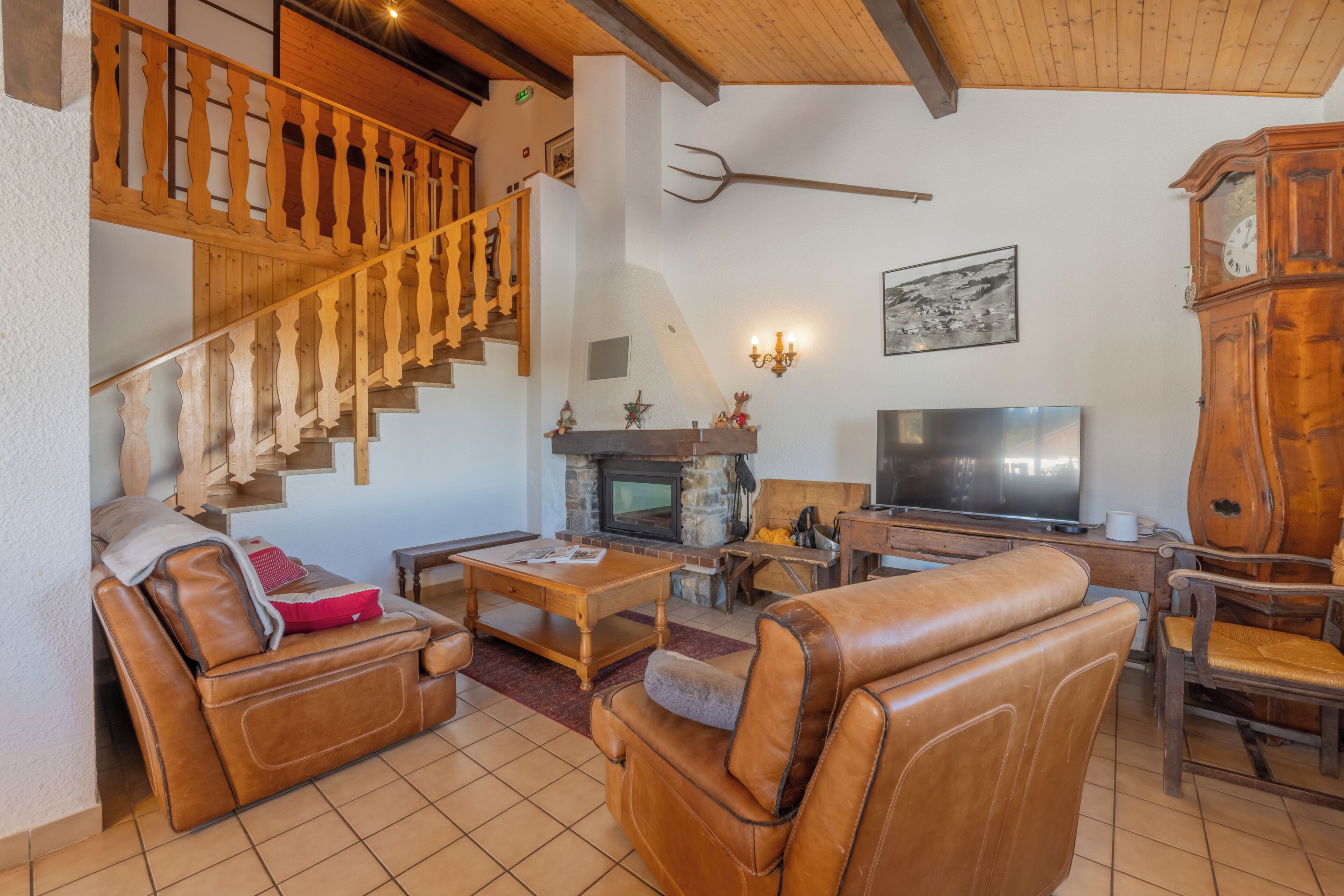 TV, fireplace